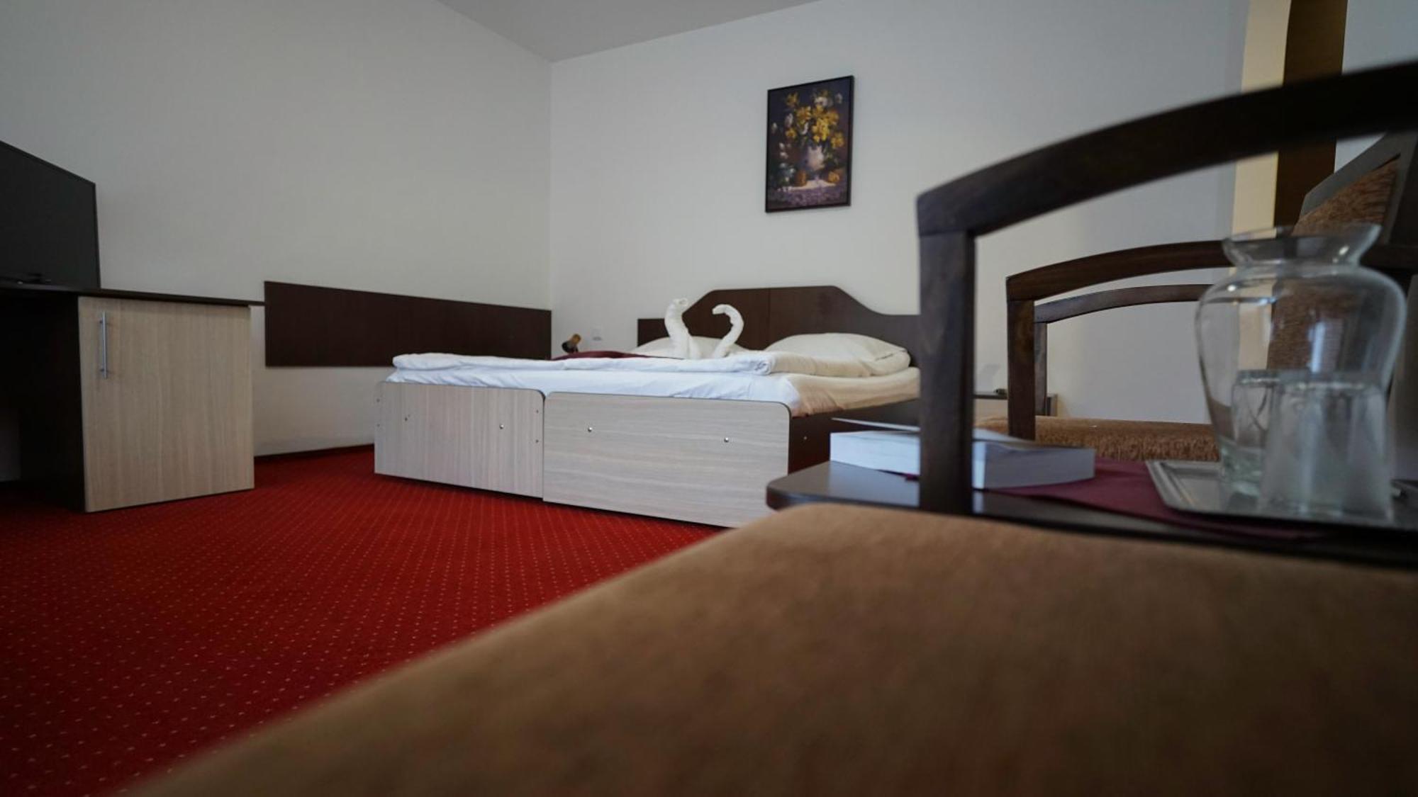 Vila Trandafirul Si Liliacul Otel Căciulata Dış mekan fotoğraf